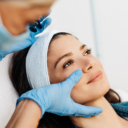 evaluating-a-patient-for-a-facial-treatment